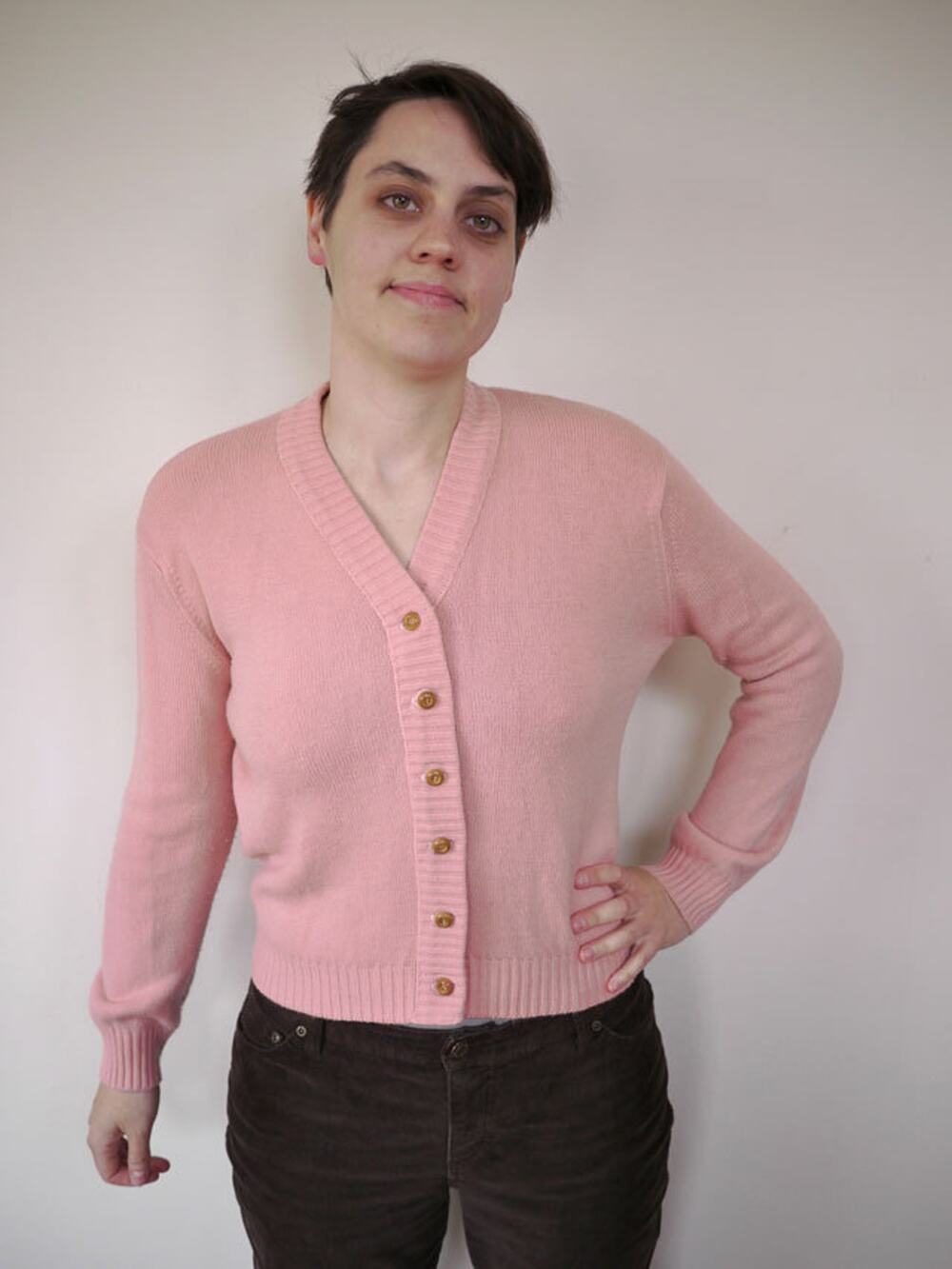 Vintage 1960s Soft Acrylic Knit Pink WOMENS Wooden Button Sweater CARDIGAN S 38"